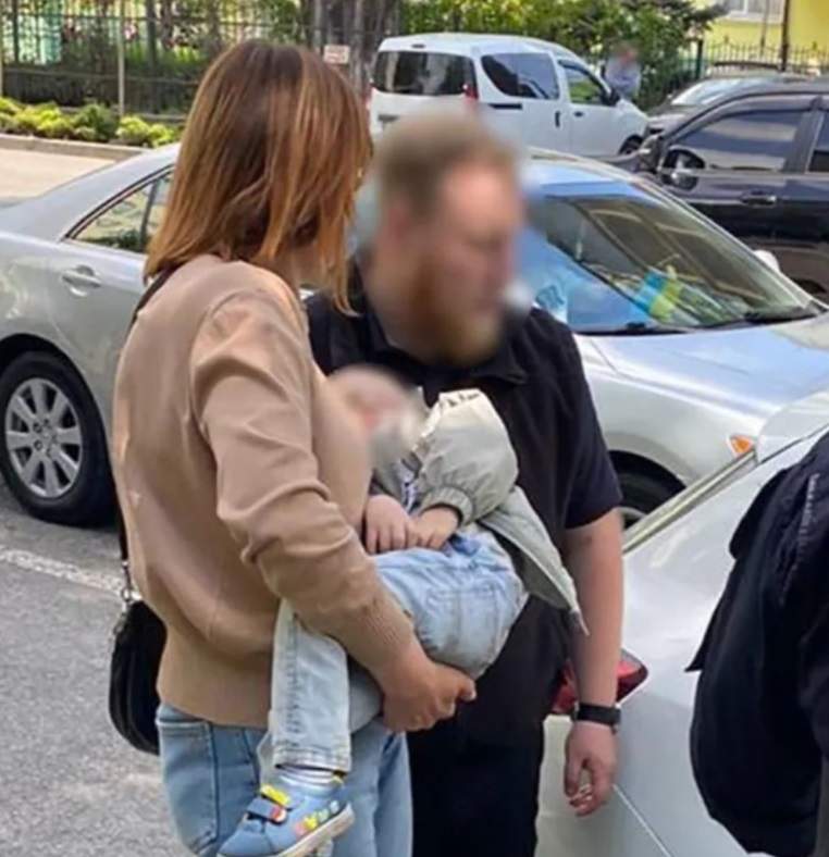 O tânără ucraineancă în vâstă de 19 ani a fost prinsă în timp ce își vindea cu 19.000 £ băiețelul de 2 ani