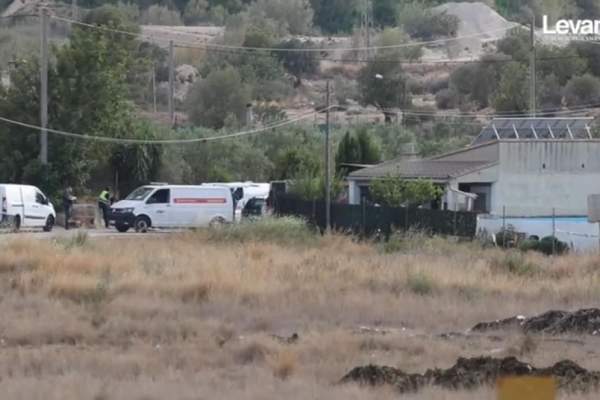 Crimă înfiorătoare în Spania. Un bărbat și-a ucis soția româncă și pe fiul ei, după o ceartă în familie. Un muncitor român a privit toată scena