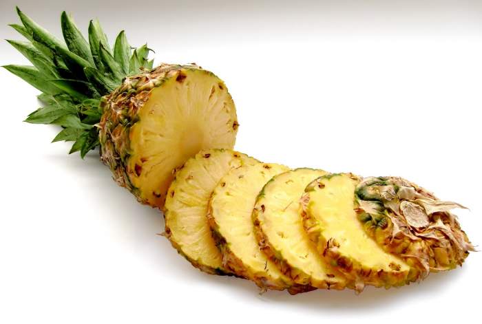 ananas taiat in felii