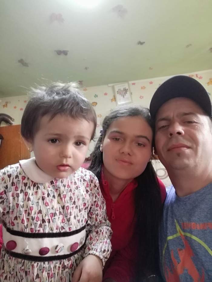 Denisa, o fetiță de 2 ani din Suceava, are nevoie de ajutor pentru a-și putea folosi mânuțele