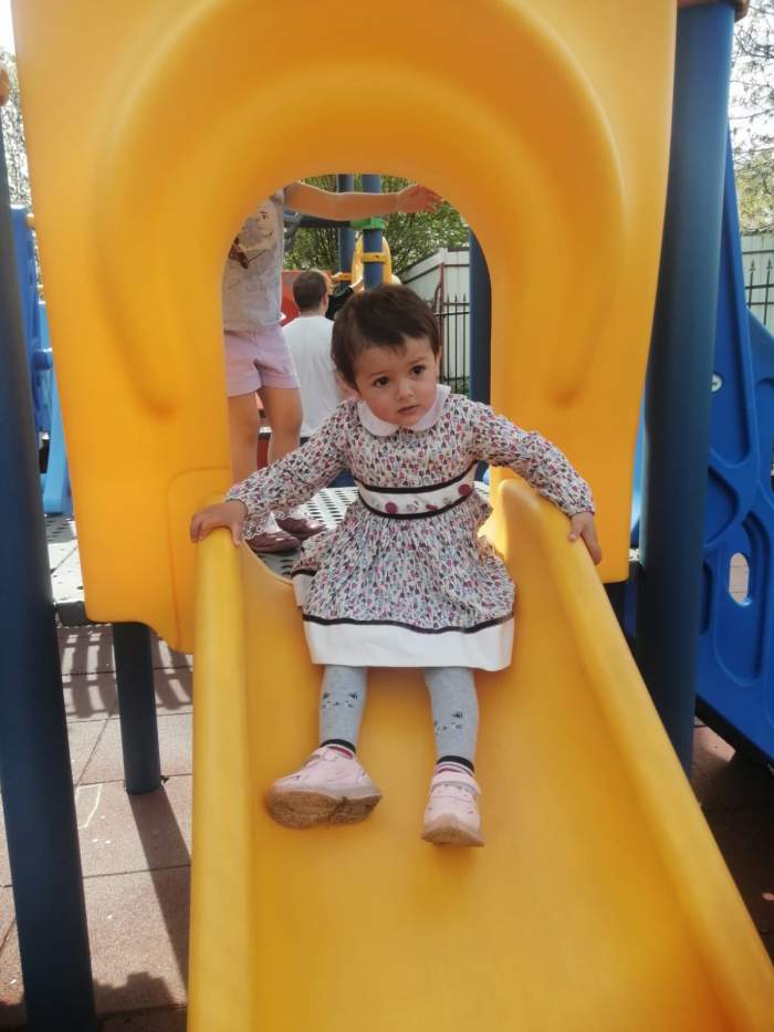 Denisa, o fetiță de 2 ani din Suceava, are nevoie de ajutor pentru a-și putea folosi mânuțele