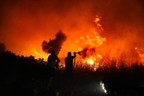 Știrile Antena Stars. Incendii de vegetație în Turcia. Românii, evacuați din camerele de hotel: „Am stat pe plajă câteva ore” / VIDEO