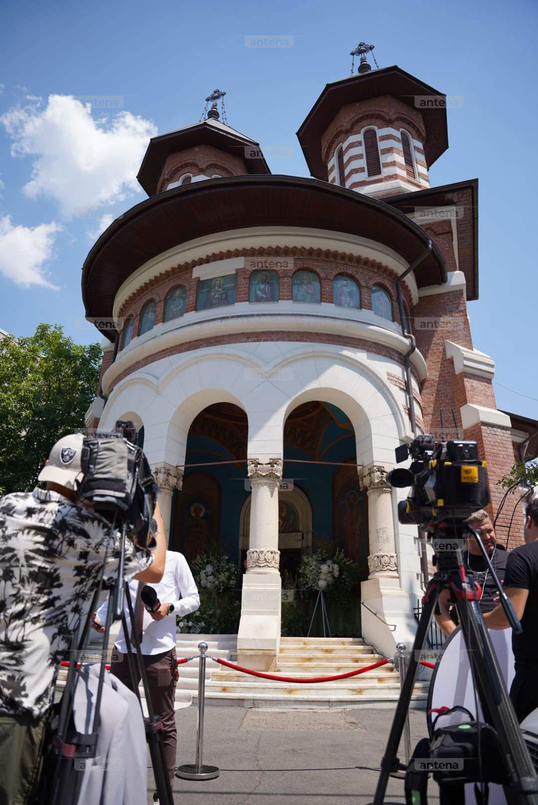 Nunta anului la Palatul Știrbey. Primele imagini de la biserica unde se căsătoresc Ianis și Elena Hagi