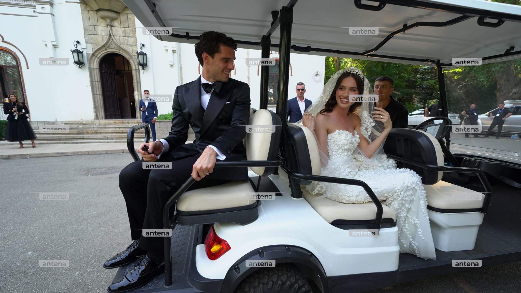 Invitați de seamă la nunta anului la Palatul Știrbey! Ianis și Elena Hagi și-au schimbat ținutele și sunt pregătiți pentru o seară perfectă. Ce le transmite Simona Halep mirilor