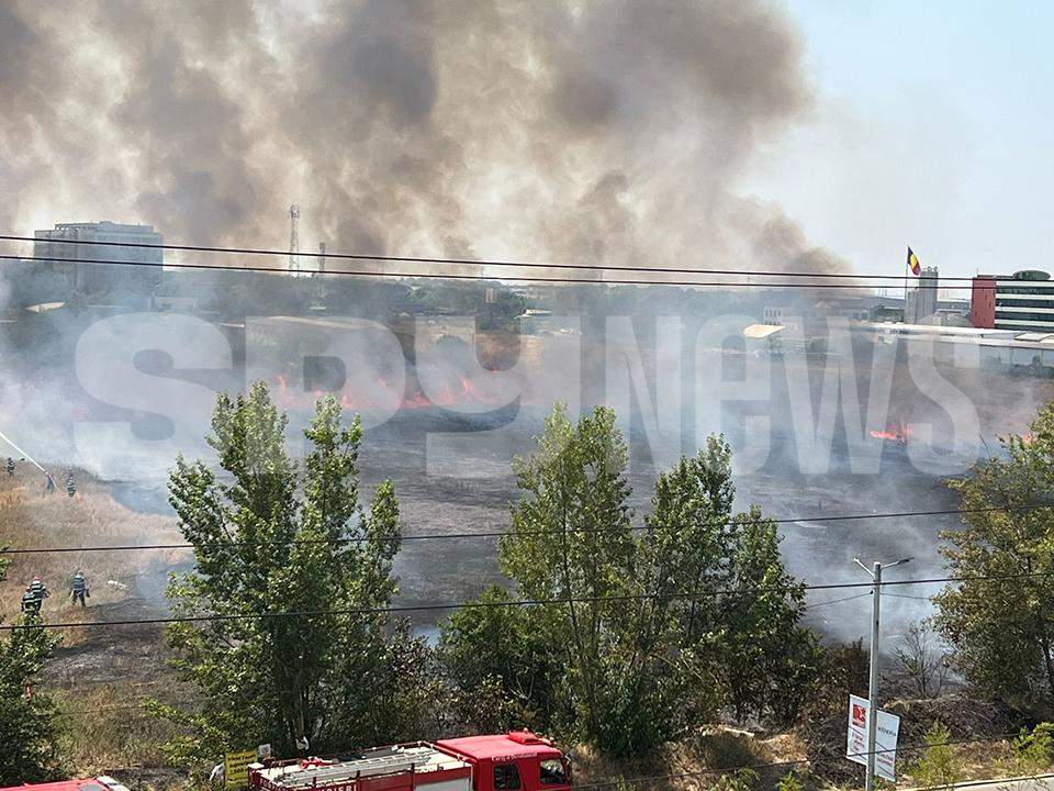 Incendiu lângă un mall din București! Focul se extinde rapid | VIDEO