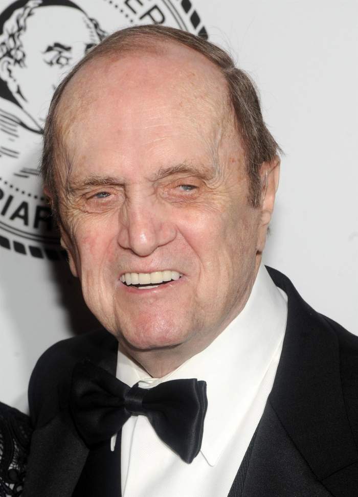 Bob Newhart pe un fundal alb