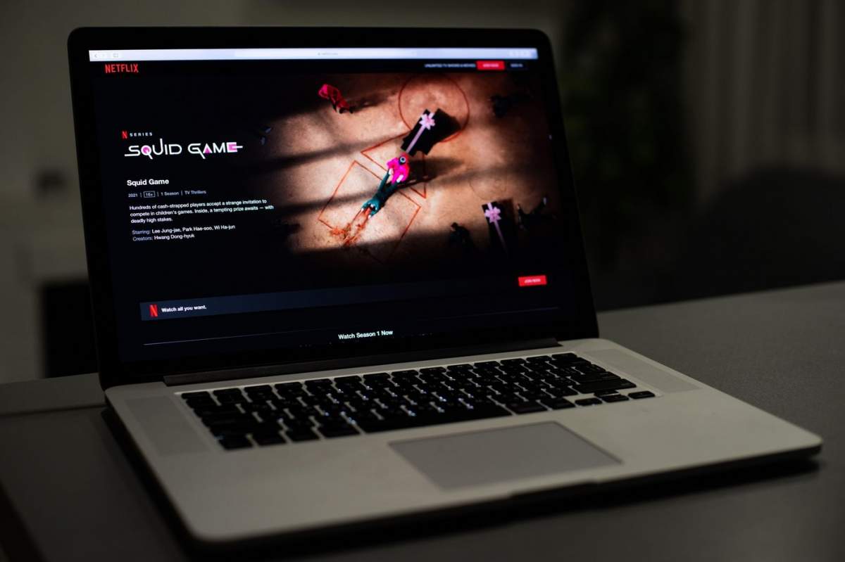Un laptop pe care se vede serialul Squid Game pe Netflix