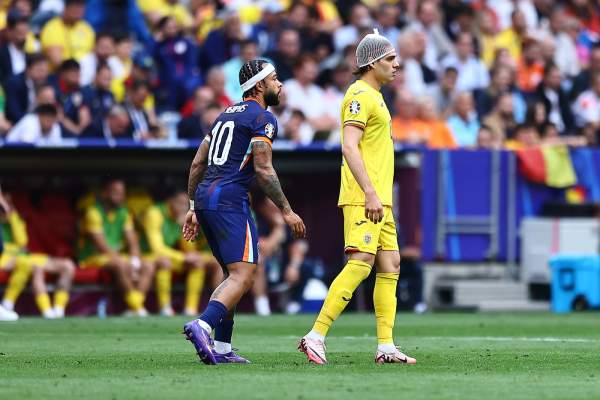 Ianis Hagi și-a spart capul în minutul doi al meciului România - Olanda. A fost lovit cu cotul de către Denzel Dumfries
