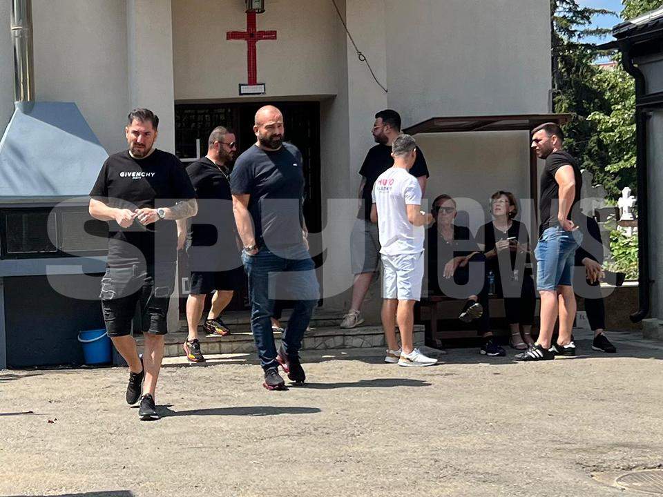 Momente dureroase pentru familia lui Andrei Versace. Tatăl lui și câțiva apropiați au mers la capela unde a fost depus trupul neînsuflețit | VIDEO