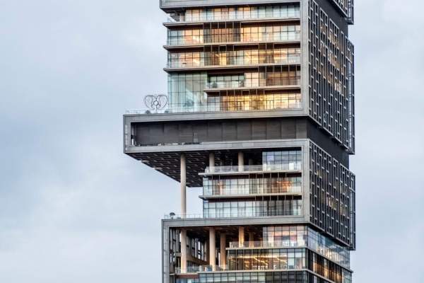 Antilia, cea mai scumpă casă din lume, valorează 2 miliarde de euro. Cum arată locuința magnatului indian Mukesh Ambani | FOTO