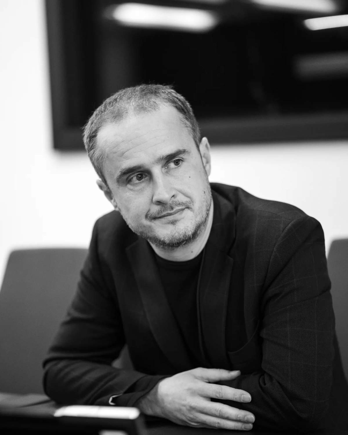 Șerban Copoț, poză alb negru, se uită într-o parte Șerban Copoț, poză alb negru