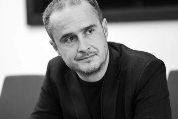 Știrile Antena Stars. Ce mai face Șerban Copoț, după ce s-a retras din lumina reflectoarelor. Fostul prezentator TV este un bărbat împlinit | VIDEO