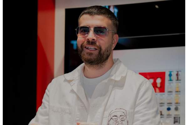 Gestul făcut mereu de Speak în fața camerei a scos la suprafață o afecțiune medicală ce lasă urmări