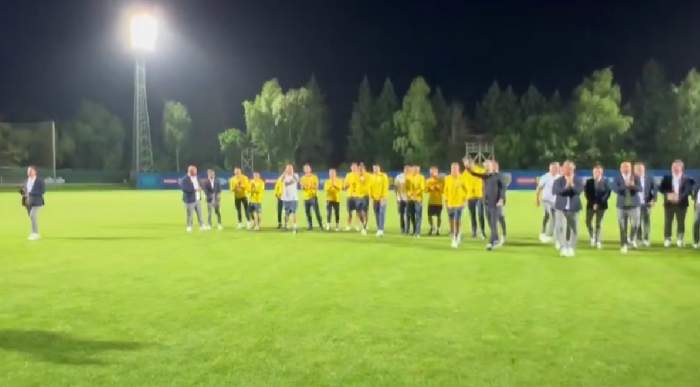 Echipa Națională de Fotbal a României a fost așteptată la Mogoșoaia. Imagini fabuloase cu suporterii la sosirea jucătorilor / VIDEO