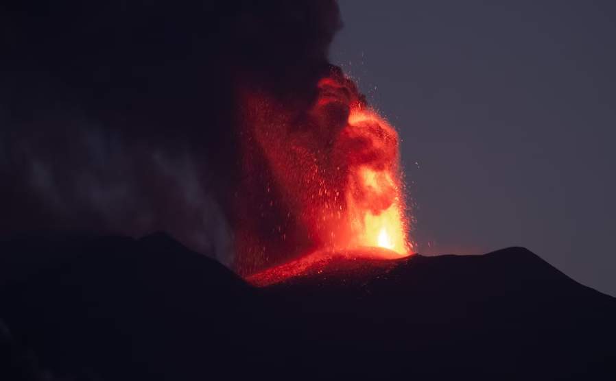 Zboruri anulate, după ce a erupt vulcanul Etna