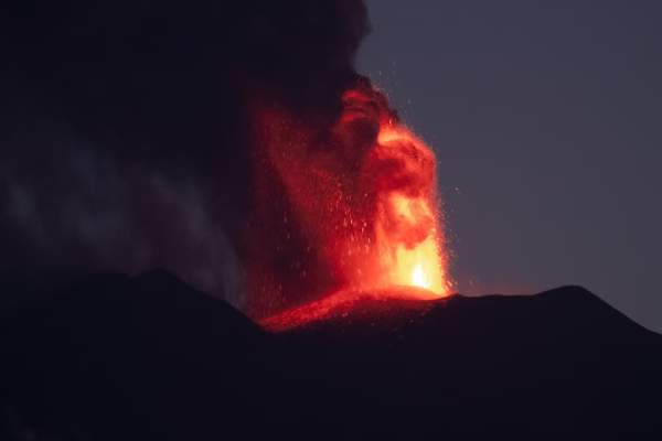 Alertă! Vulcanul Etna a erupt. Aeroportul din Catania a anulat toate zborurile