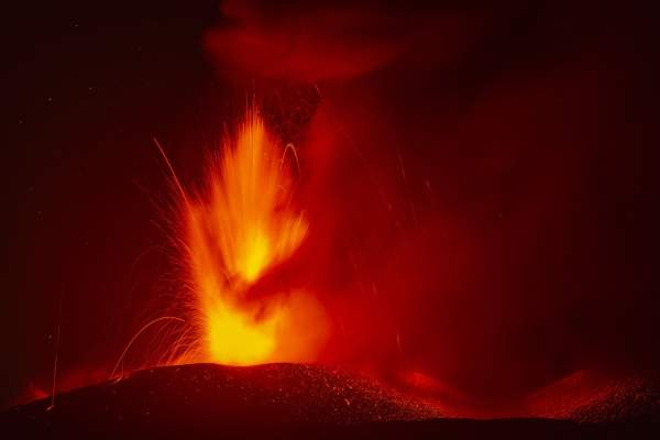 Vulcanii Etna și Stromboli au erupt în același timp! Ce trebuie să știi românii care urmează să călătorească în Italia