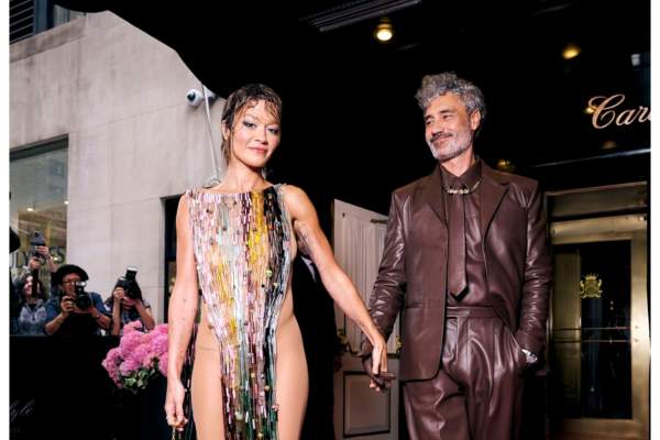 Rita Ora are un soț cu 15 ani mai în vârstă. Cum arată Taika Waititi