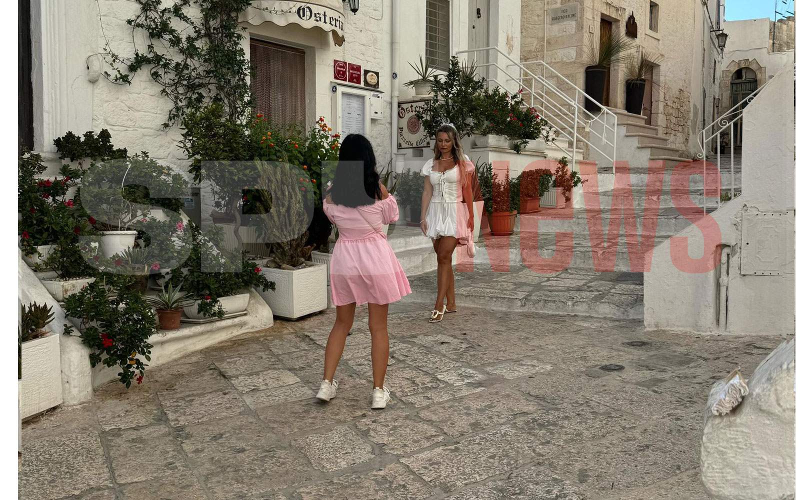 Imagini de colecție cu Ramona Ilie, prezentatoarea Antena Stars, în vacanță în Italia! Cum au prins-o paparazzii Spynews.ro pe frumoasa blondină | PAPARAZZI