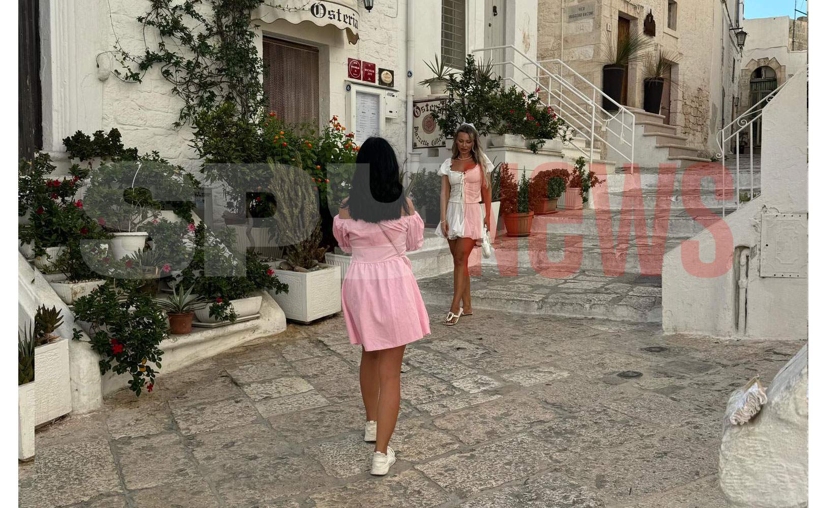 Imagini de colecție cu Ramona Ilie, prezentatoarea Antena Stars, în vacanță în Italia! Cum au prins-o paparazzii Spynews.ro pe frumoasa blondină | PAPARAZZI