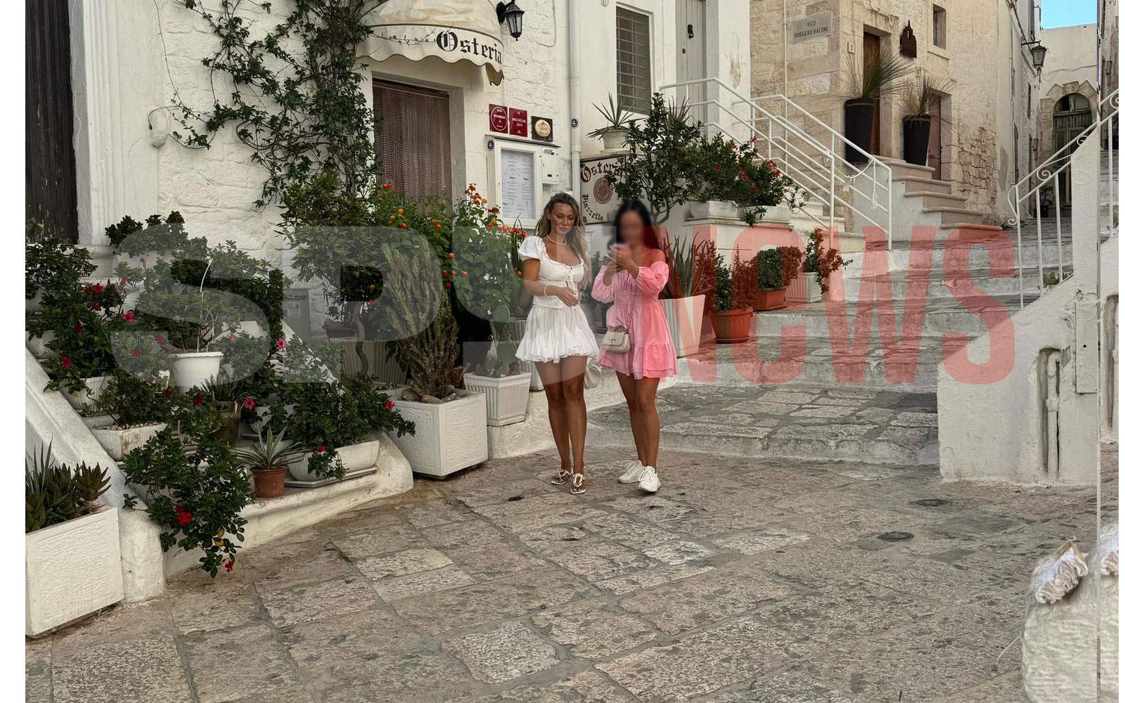 Imagini de colecție cu Ramona Ilie, prezentatoarea Antena Stars, în vacanță în Italia! Cum au prins-o paparazzii Spynews.ro pe frumoasa blondină | PAPARAZZI