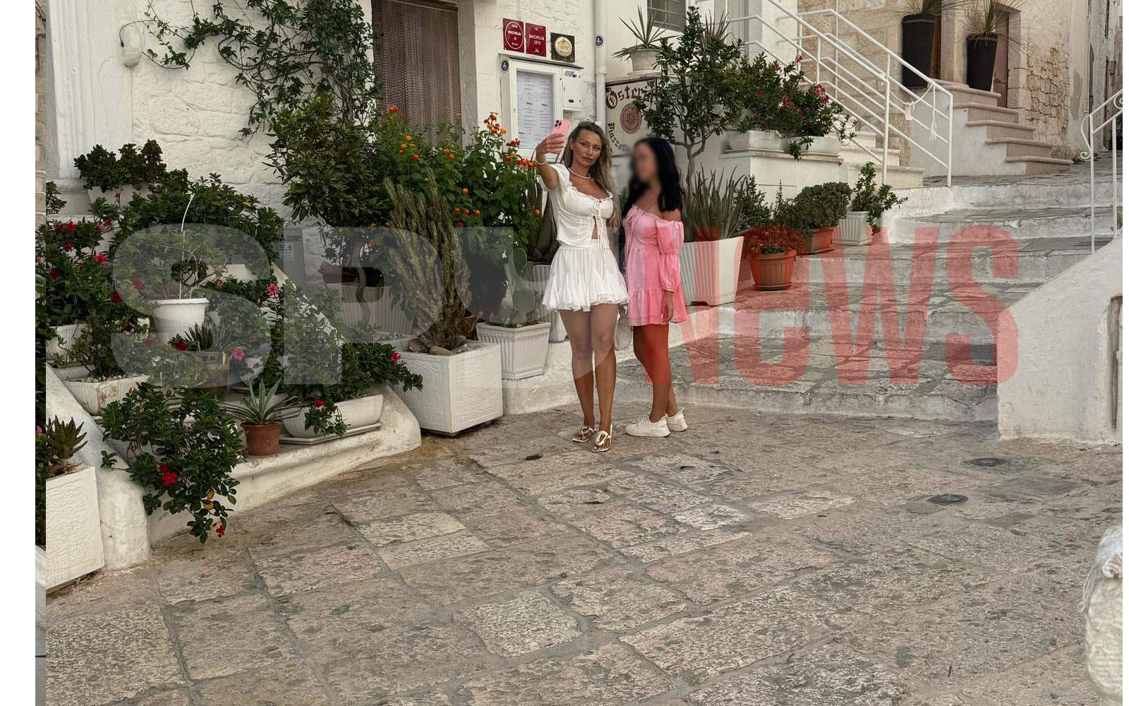 Imagini de colecție cu Ramona Ilie, prezentatoarea Antena Stars, în vacanță în Italia! Cum au prins-o paparazzii Spynews.ro pe frumoasa blondină | PAPARAZZI