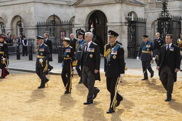 Un nou scandal în familia regală britanică! La ce tertipuri ar fi apelat Regele Charles pentru a-și da fratele afară din casă