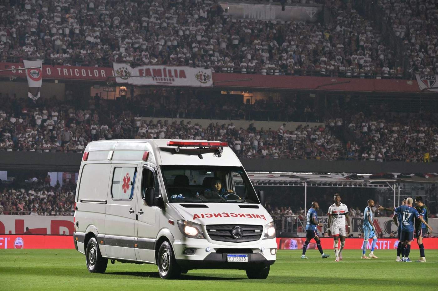 ambulanta pe terenul de fotbal