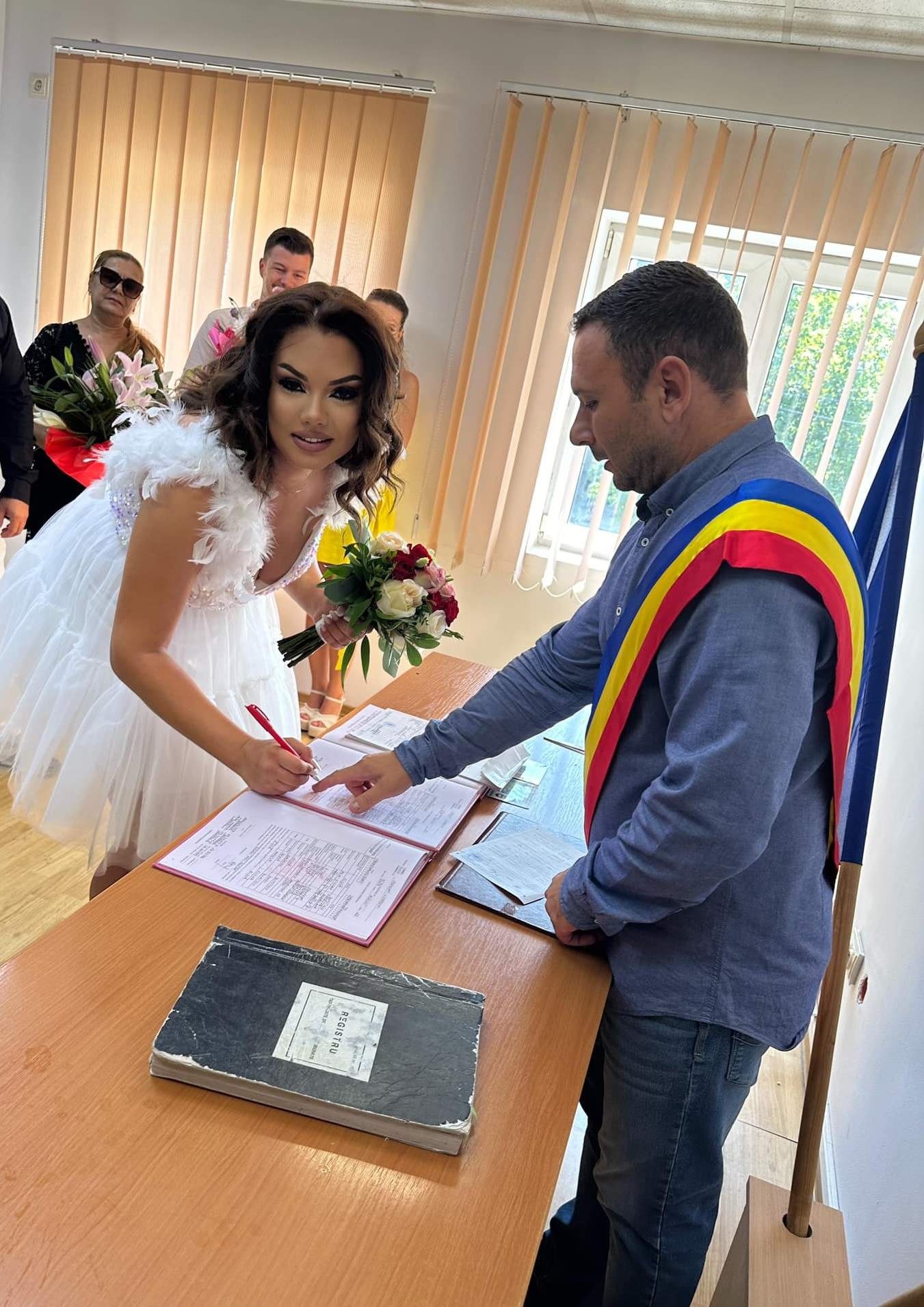 Zi importantă pentru fosta iubită a lui Nicolae Guță! Beyonce de România și partenerul ei s-au căsătorit civil. Primele imagini cu cei doi / FOTO