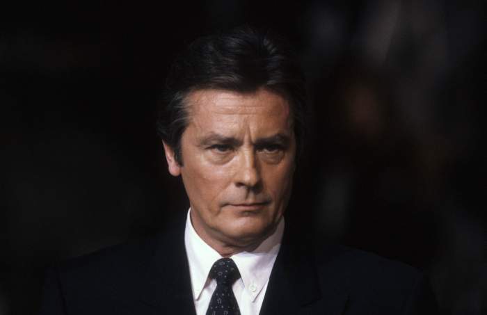 Alain Delon îmbrăcat în negru