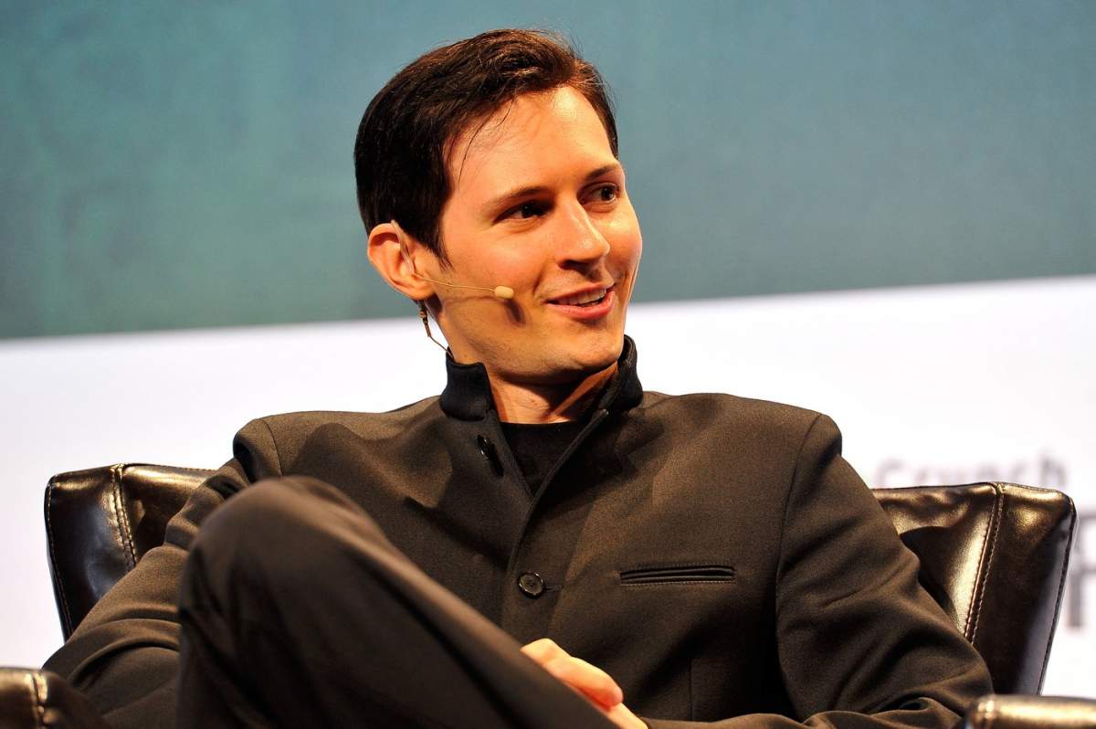 Pavel Durov îmbrăcat în negru