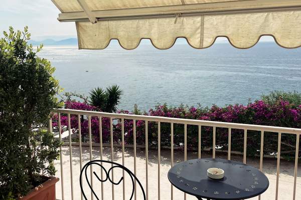 Orașul superb de la malul mării, care se află la doar 20 de minute distanță. Este mai ieftin și nu este la fel de aglomerat