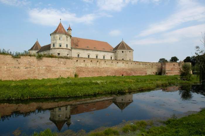 Orașul din centrul geografic al României! Ce activități poți să faci acolo dacă îl vizitezi / FOTO