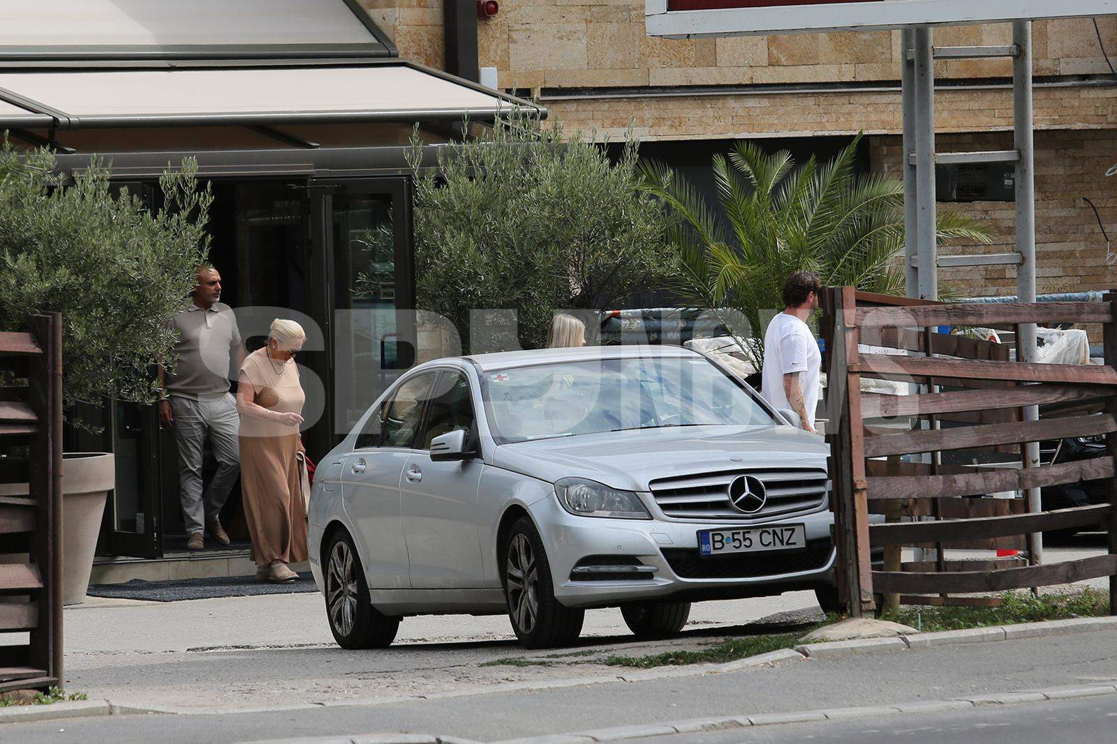 Fiul Anei Baniciu și al lui Edy Kovacs, obișnuit de mic cu localurile exclusiviste. Micuțul Aris, prima ieșire la restaurant cu părinții și bunicii din partea tatălui / PAPARAZZI