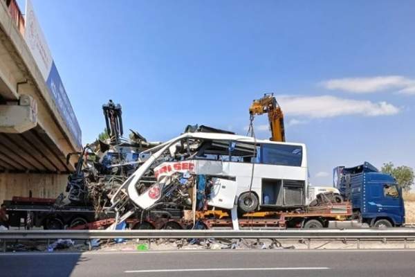 Carnagiu pe șosea! 11 persoane au murit și alte 26 au fost rănite, după ce un autocar a izbit piciorul unui pod: "Nu există nicio urmă de frânare"