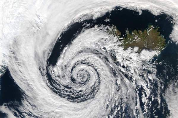România, lovită de ciclonul din Islanda! Temperaturile scad drastic. Meteorologii au emis deja coduri galbene de furtuni puternice / FOTO