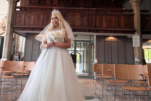 O femeie din Londra care s-a căsătorit cu ea însăși a divorțat după un an. Care a fost motivul