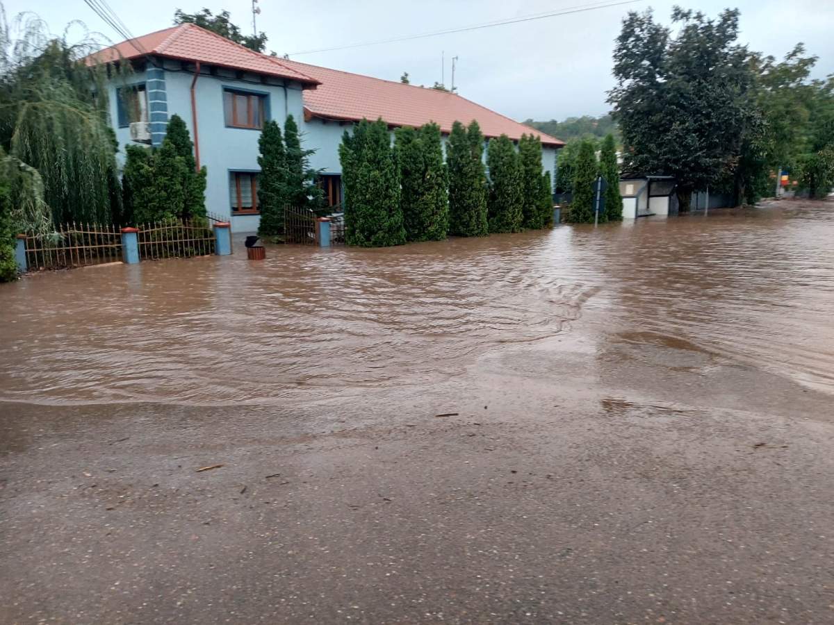 Zeci de persoane au fost evacuate din cauza inundațiilor inundatii