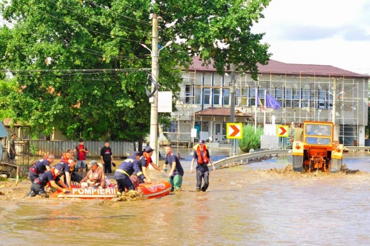 Pompierii au intervenit. inundații în Galați