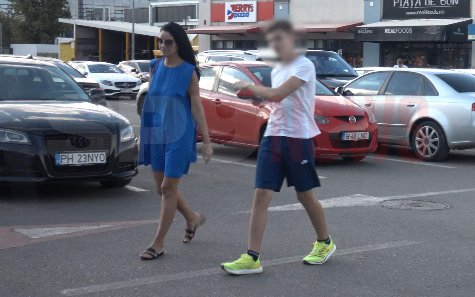 Imagini rare cu Silvia Chifiriuc şi fiul! Cum i-au surprins paparazzii Spynews.ro pe cei doi | PAPARAZZI