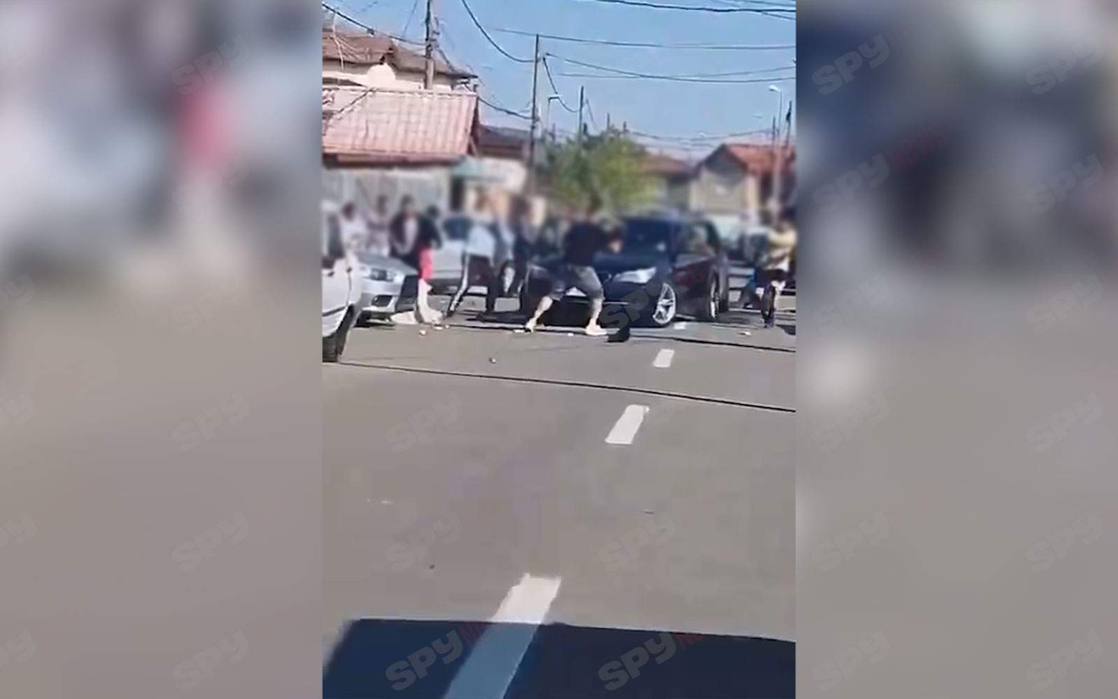 Video halucinant! Bătaie între două clanuri în plină stradă, în Pantelimon. Două persoane au ajuns la spital, iar scandalul a continuat și în camera de gardă