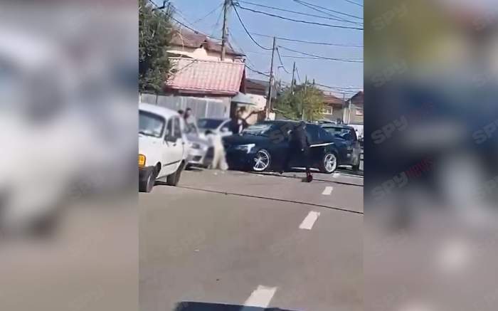 Video halucinant! Bătaie între două clanuri în plină stradă, în Pantelimon. Două persoane au ajuns la spital, iar scandalul a continuat și în camera de gardă