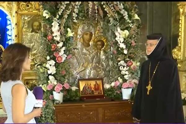 Icoana făcătoare de minuni de la Mănăstirea Pasărea. A fost adusă de pe Muntele Athos. Mii de oameni au venit să se roage în doar câteva zile