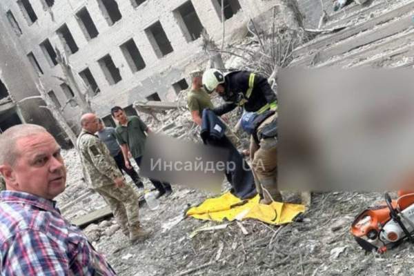 Scene înfiorătoare! 41 de oameni au murit, iar 180 au fost grav răniți, după ce rușii au bombardat un spital și o școală din Poltava / FOTO