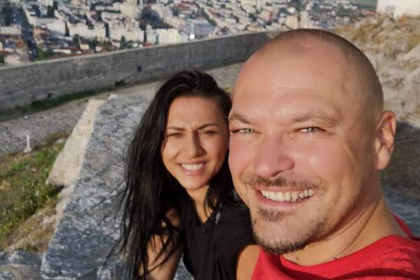 Știrile Antena Stars. Cum este soția lui Puya în rolul de mamă. Au împreună trei fetițe, iar cea mică a început clasa întâi