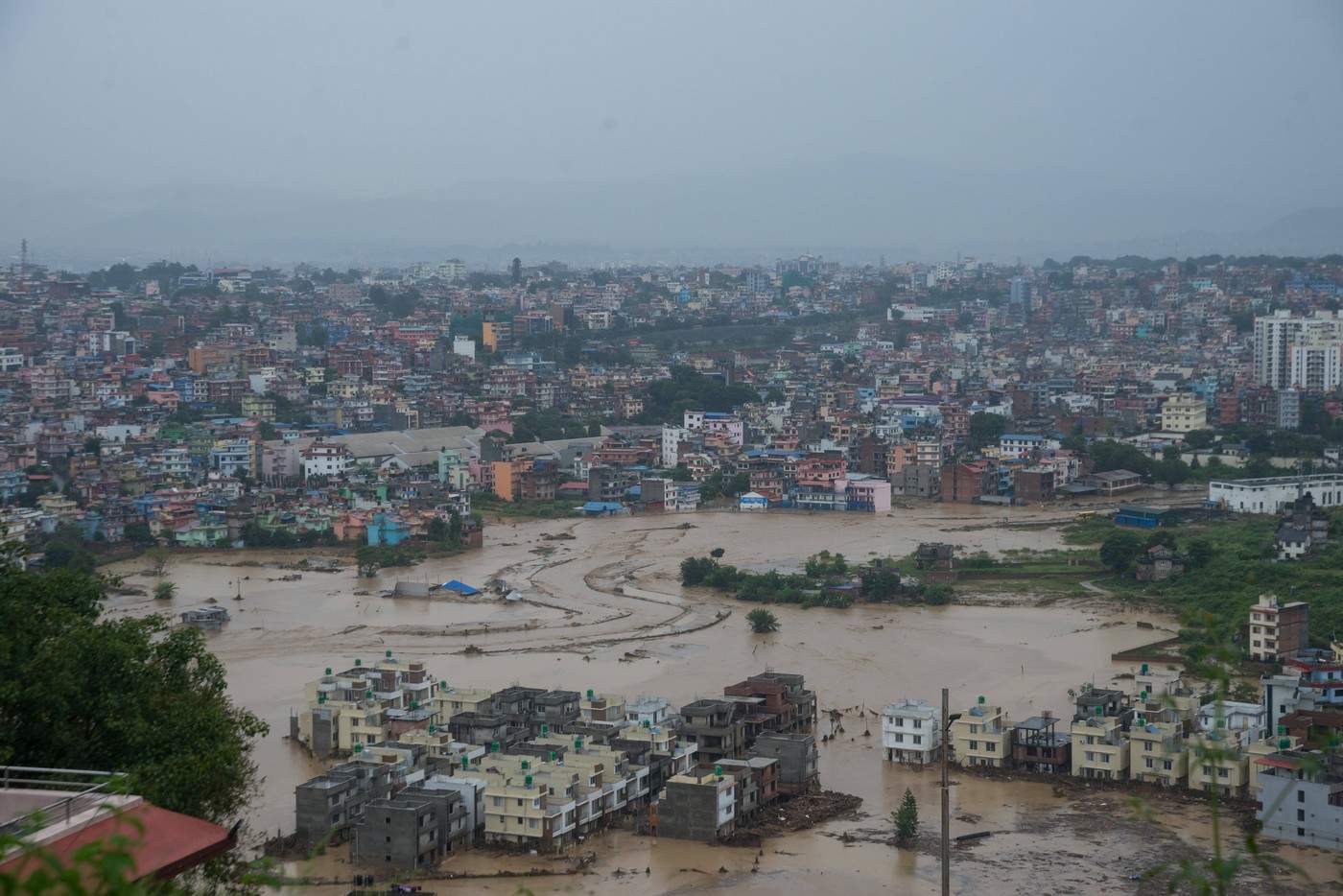 Imaginile durerii! 200 de morți în inundațiile devastatoare. Se intervine cu elicoptere și tiroliene / FOTO