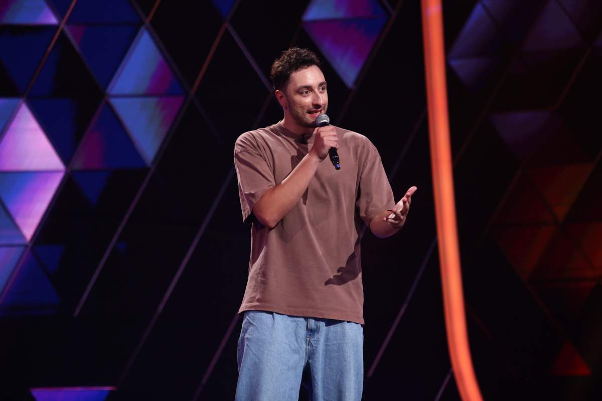 Mihai Trifănescu l-a impresionat pe Cheloo în prima ediție iUmor: ,,Băiatul a avut un număr extraordinar de stand-up comedy și are un viitor sigur în față!” Cel de-al 17-lea sezon va avea premiera mâine, 7 septembrie, de la 20:00, la Antena 1