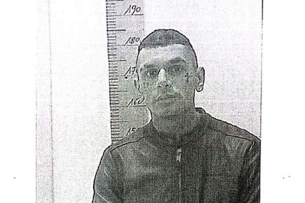 Un deținut român a devenit spaima polițiștilor italieni, după ce a evadat din spital și a răpit un fermier. L-a amenințat cu o șurubelniță, iar de 3 zile este de negăsit