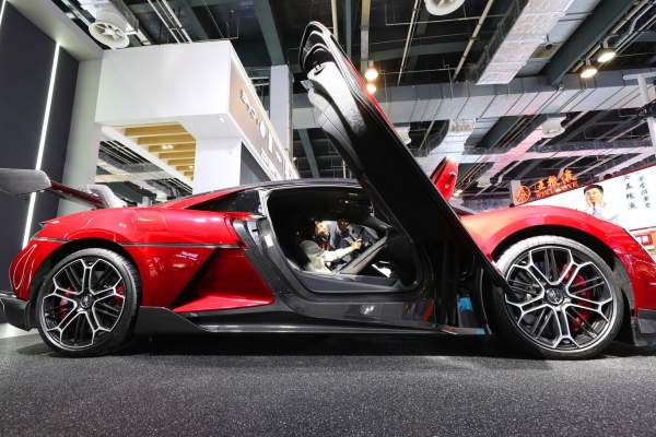 Cum arată mașina care poate sări peste gropile din asfalt. Cu cât se vinde un astfel de vehicul