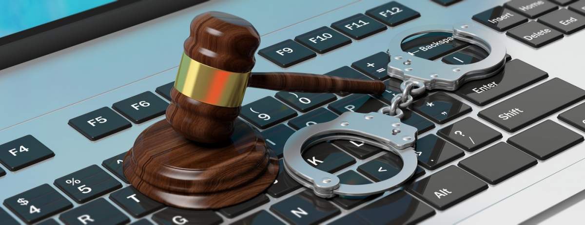 Concept de criminalitate cibernetică. Cătușe metalice și ciocănel de judecător pe tastatura computerului, ilustrație 3d